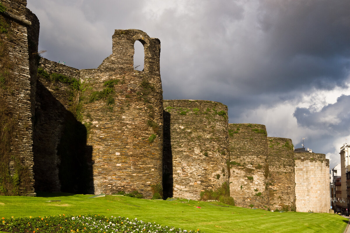 Los 25 mejores sitios que ver en Galicia - Muralla Romana de Lugo| Foto: Dreamstime.com