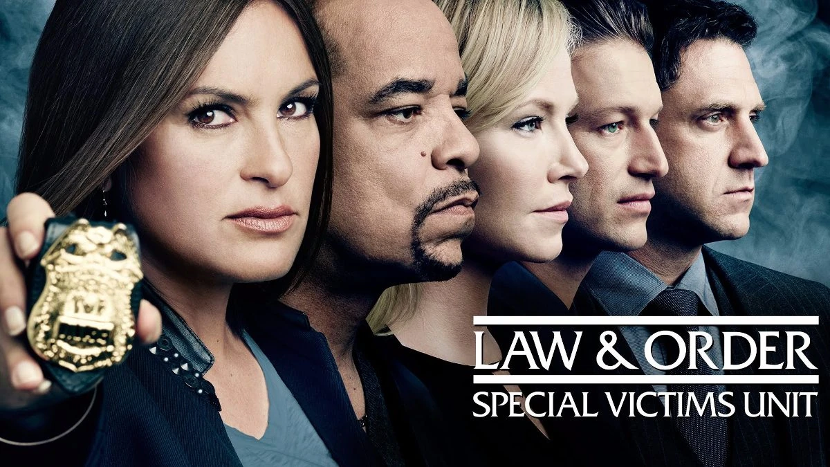 Póster promocional de la serie 'Law & Order: Special Victims Unit' con un grupo de detectives en primer plano y una placa policial resaltada.