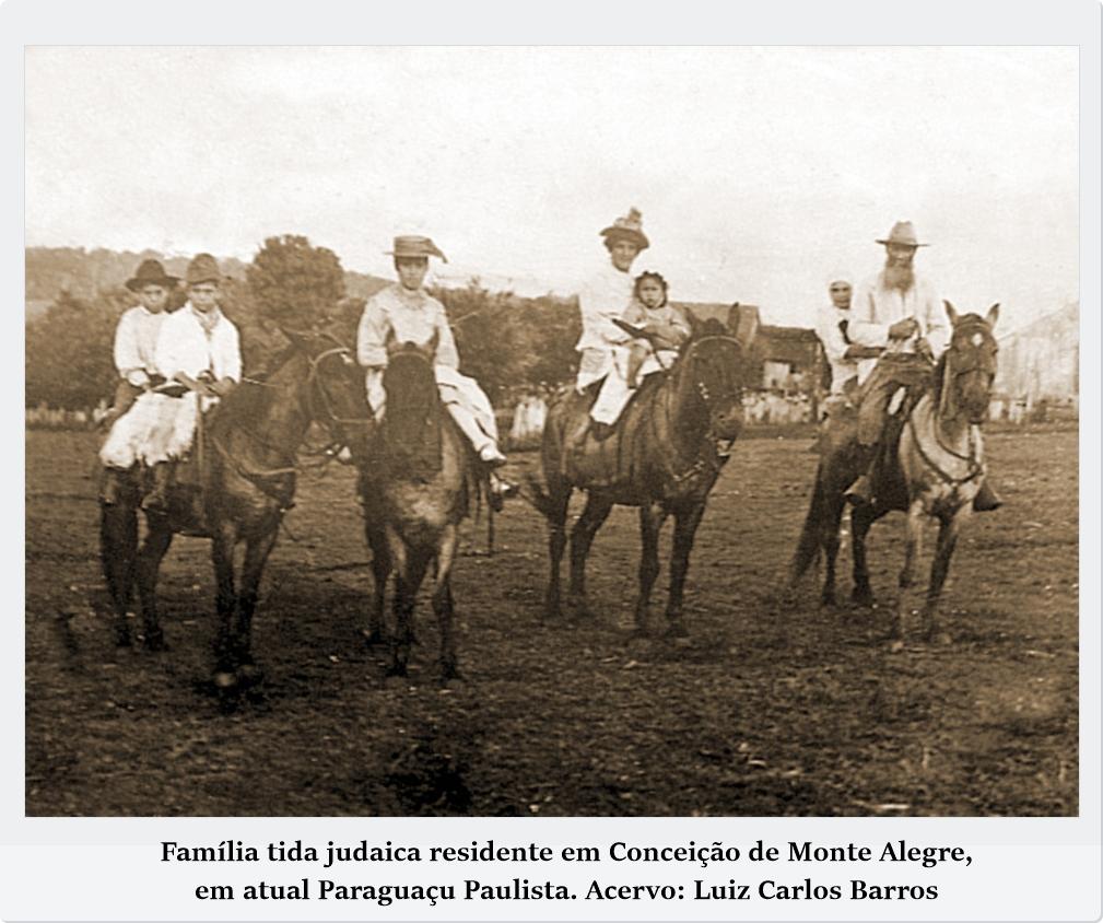 Foto em preto e branco de grupo de pessoas em cima de cavalo O conteúdo gerado por IA pode estar incorreto.