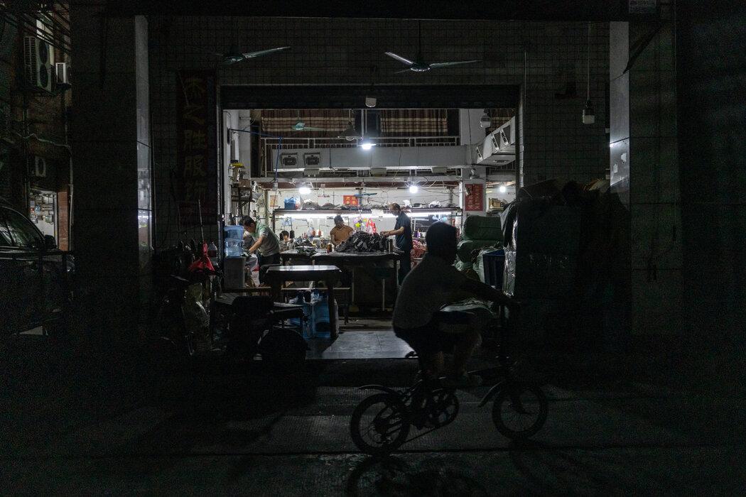 中国广州一家制衣厂的夜班。