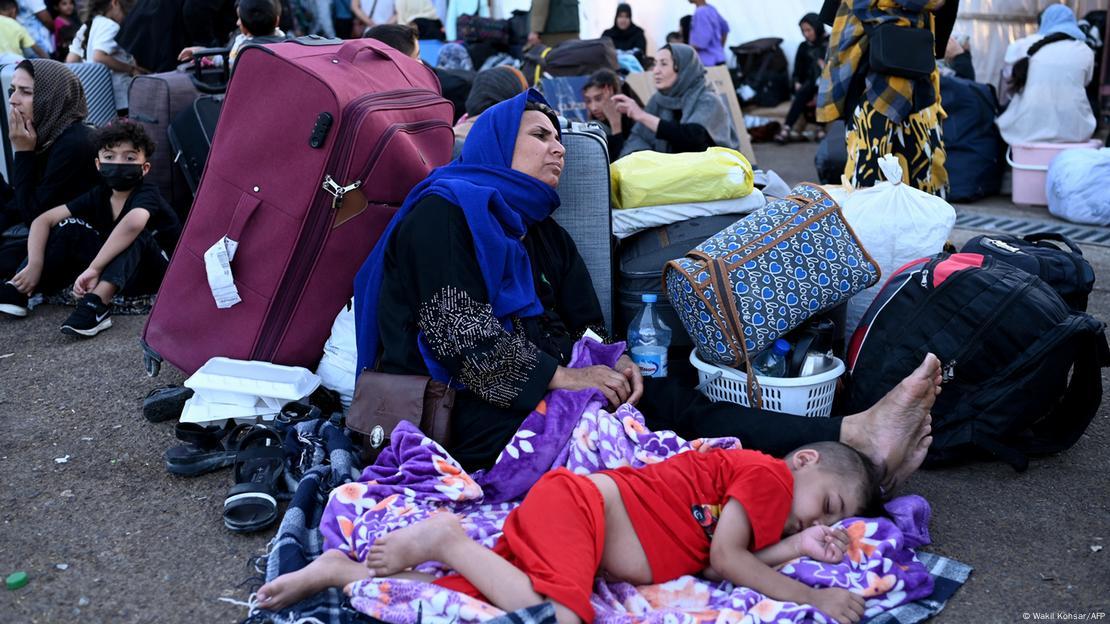 زنی افغانستانی با کودکش در گذرگاه مرزی اسلام‌قلعه