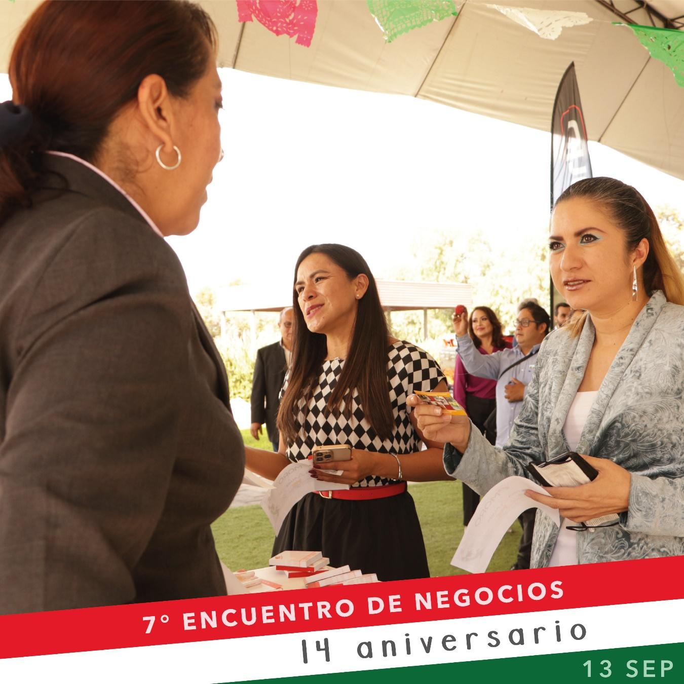 Un grupo de personas frente a una tienda

Descripción generada automáticamente