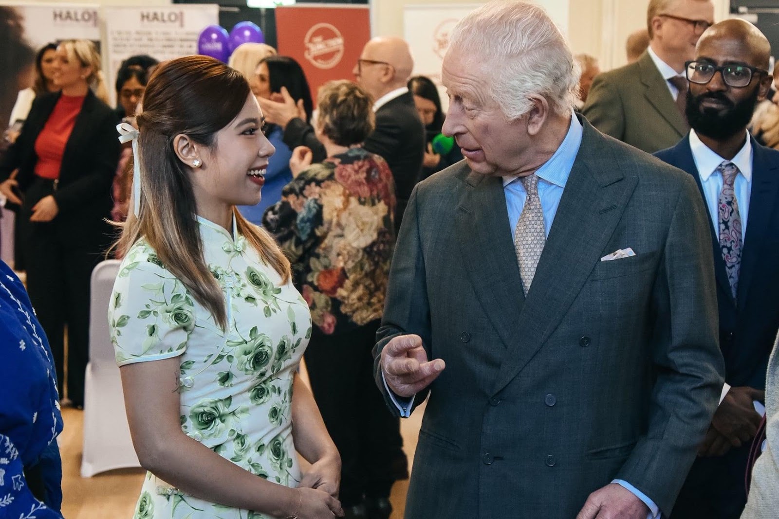 唯一獲邀出席活動的港人代表Cyrena向英王查理斯三世(King Charles III)介紹港人社區工作。