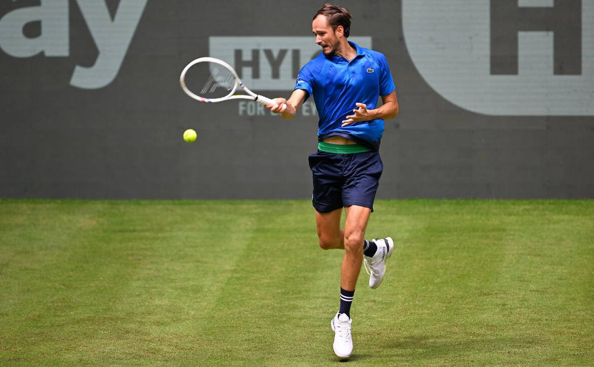 Даниил Медведев сыграет в четвертьфинале травяного турнира ATP-500