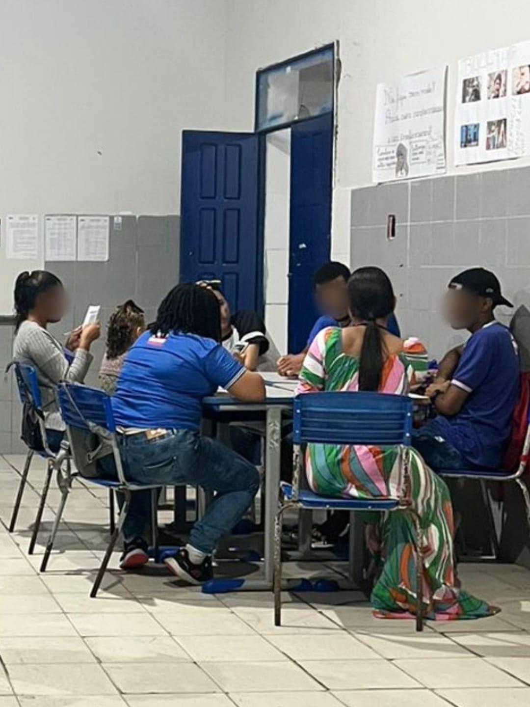 Professora supervisora e residentes do PRP no Colégio Estadual Santa Bernadete EJA noturno