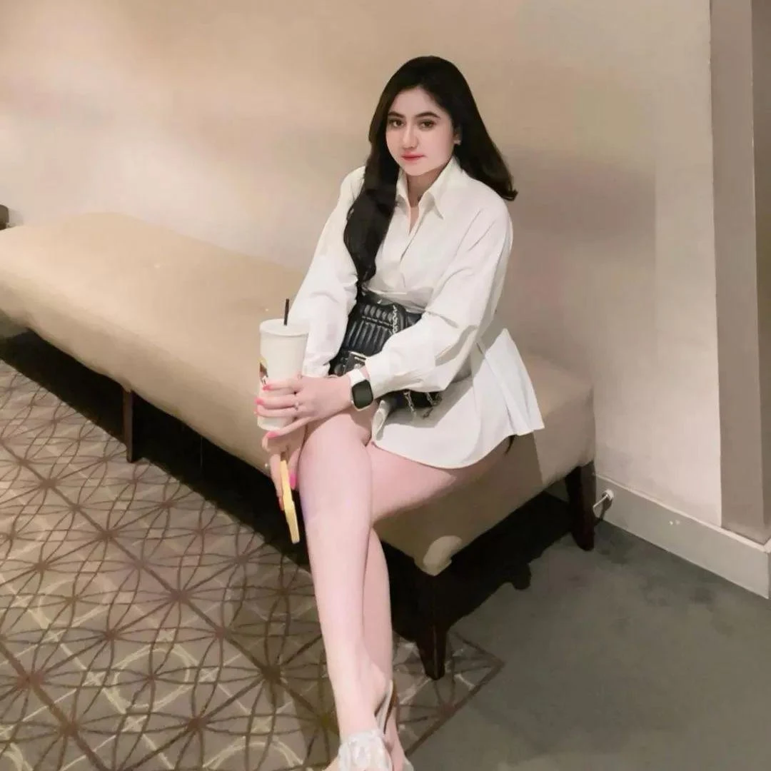 Gadis Cantik Menyihir Lewat Senyum Rahasia, gadis cantik, senyum rahasia, cewek menggoda