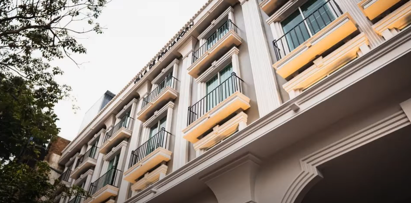 A building with balconies and windows

Description automatically generated