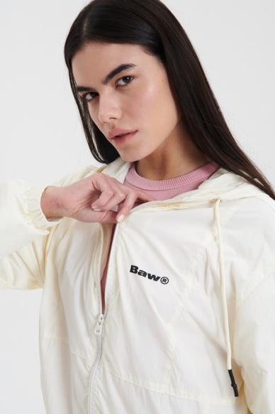 Mulher com blusa branca