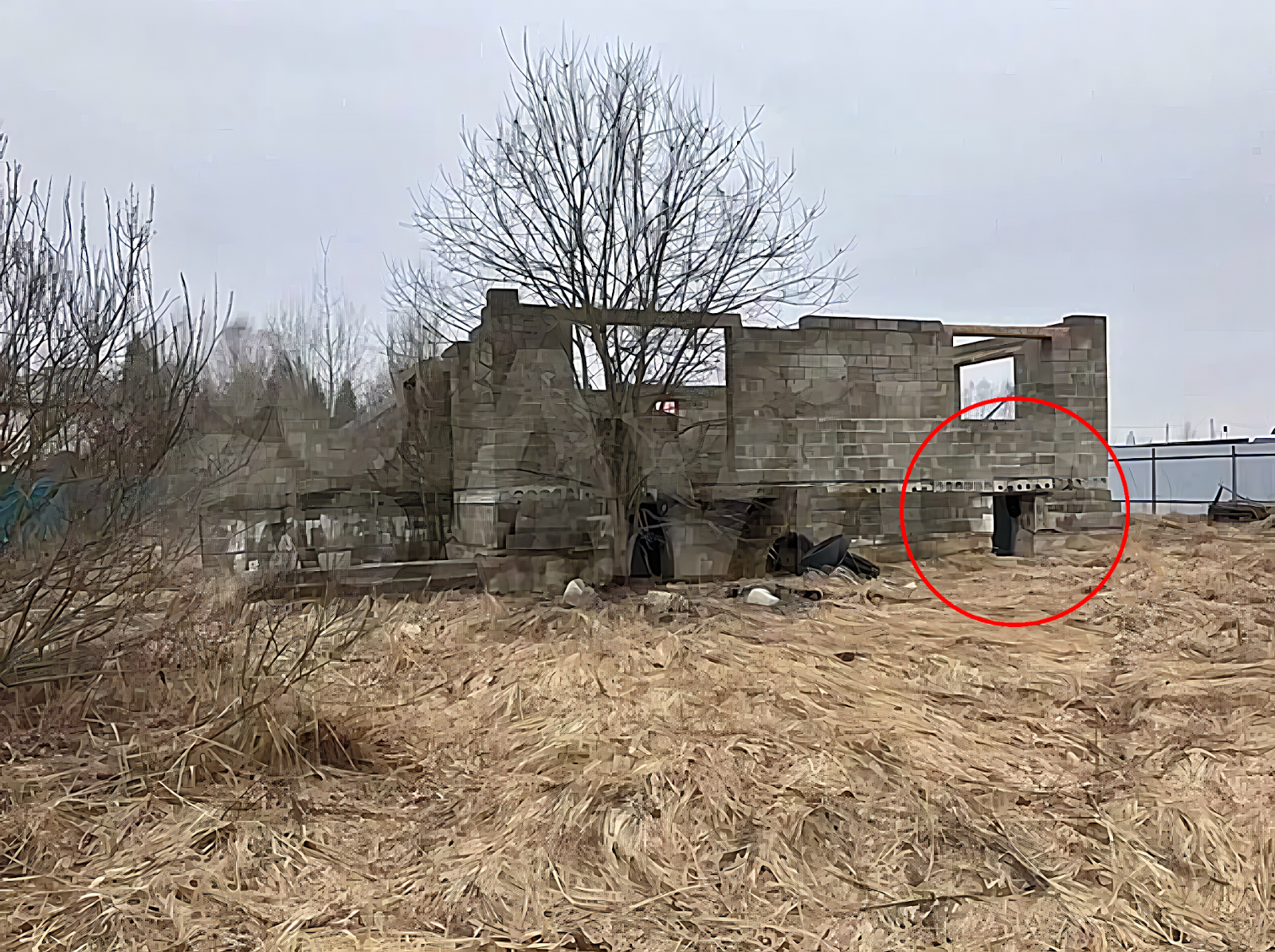 Недостроенный дом с подвалом на участке