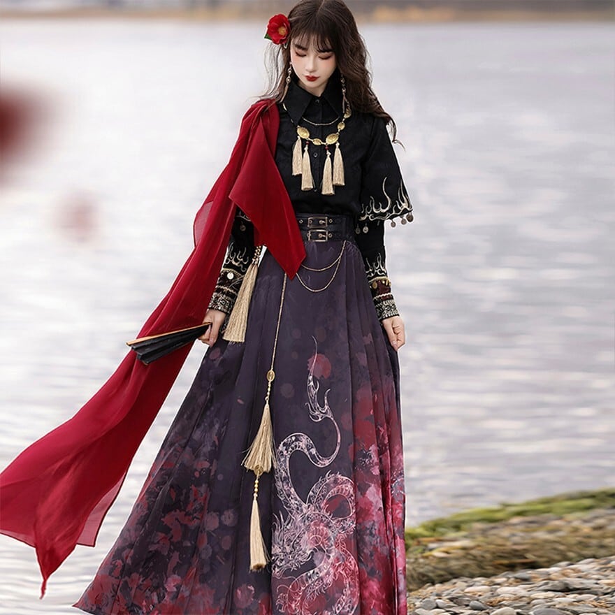 深みのある色合いと、神秘的なモチーフが印象的な中華ゴシックのセットアップの画像