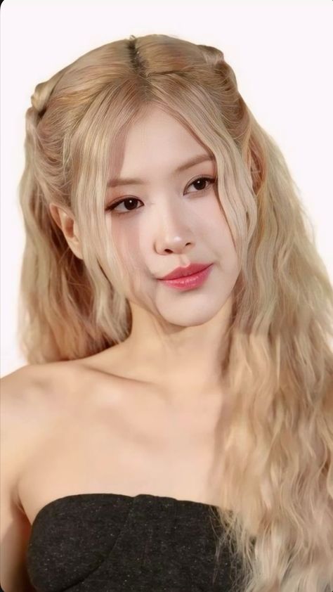 This contains an image of BLACKPINK Rosé  