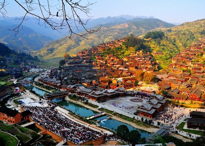 A town with many buildings and a river

AI-generated content may be incorrect.