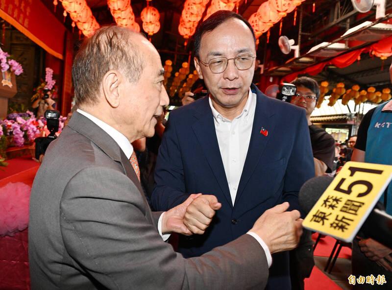 國民黨主席朱立倫(右)、台北木柵指南宮總顧問王金平(左)等人13日出席慶祝孚佑帝君成道1145周年紀念三獻大典,兩人握手致意,互動熱絡。(記者廖振輝攝)