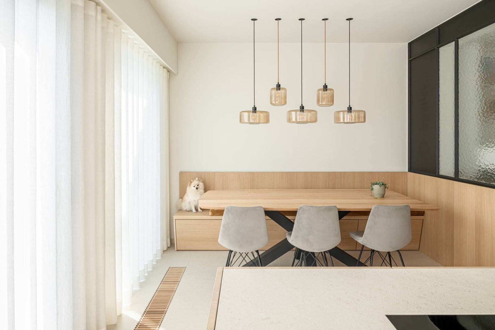Keukentafel met grijze stoelen en hondje 
