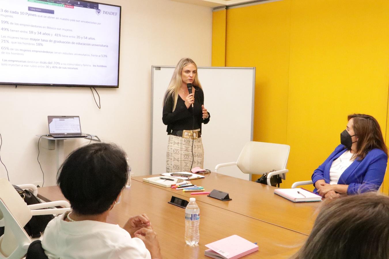 Un grupo de personas en un salón de clases

Descripción generada automáticamente con confianza media