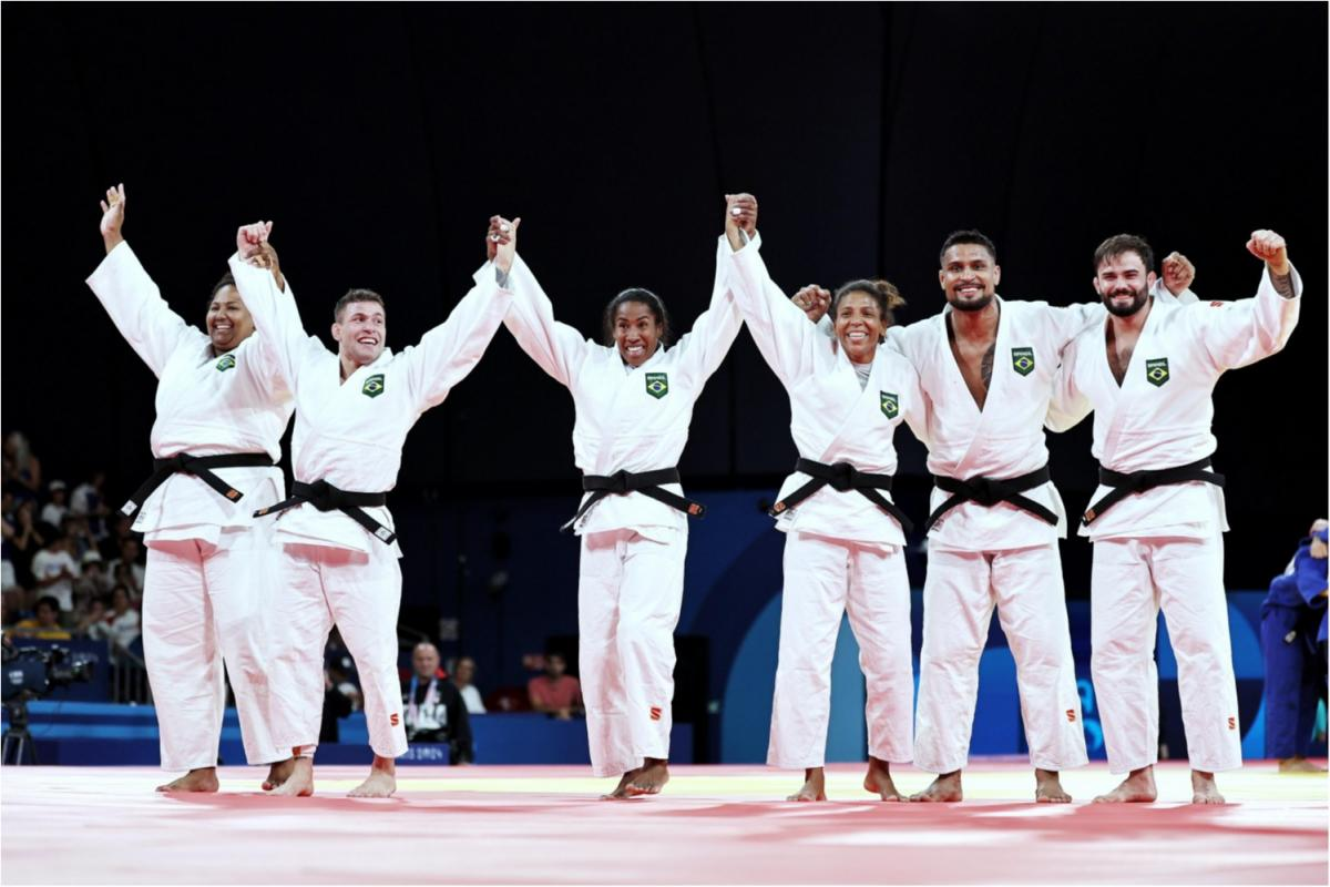 Equipe brasileira de judô comemorando a medalha inédita de bronze nas Olimpíadas de 2024, em Paris