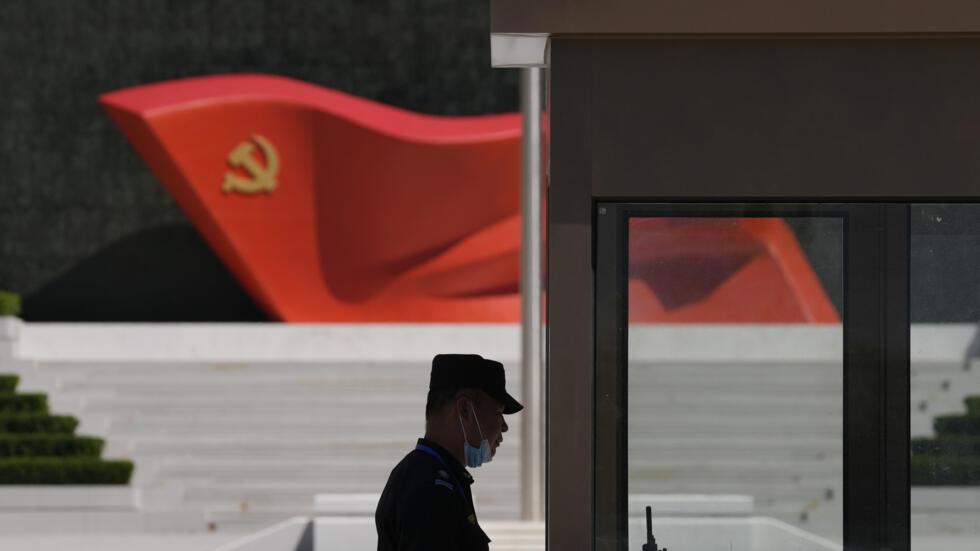 北京中共中央博物馆的中国共产党党旗雕塑。
