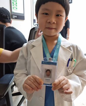 This contain an image of beloved child actor Kim Jun in the Hospital 