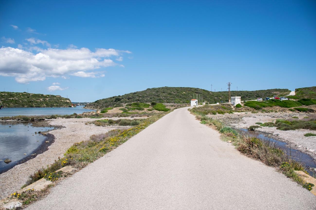 Una carretera a lado de un río

Descripción generada automáticamente