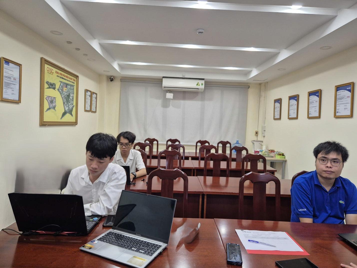 A group of people sitting at a table with laptops

AI-generated content may be incorrect.