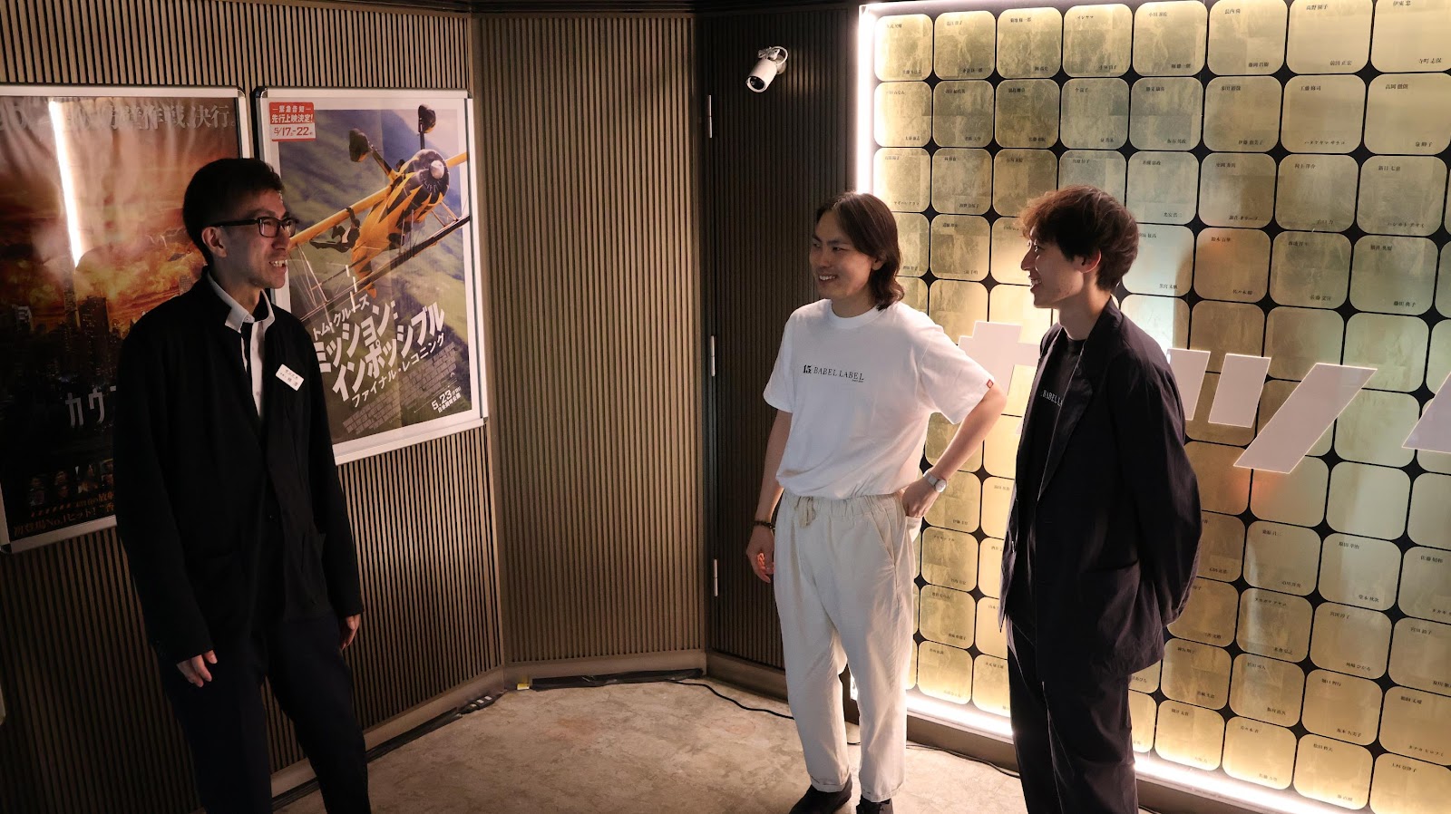 人, 屋内, 立つ, 男 が含まれている画像

AI 生成コンテンツは誤りを含む可能性があります。