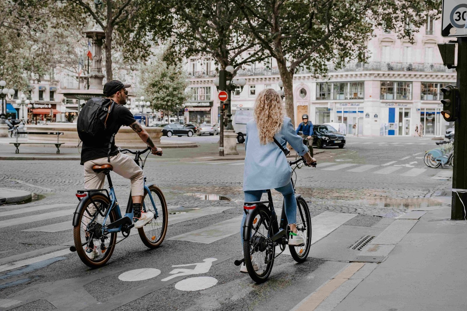 Un groupe profite d’une visite guidée à vélo lors d’un évènement privé à Paris organisé par OneBike