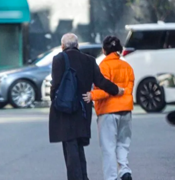 This contain an image of Actress Kim Min Hee's and Hong Sang-soo spotted at an OB/GYN clinic on January 15th