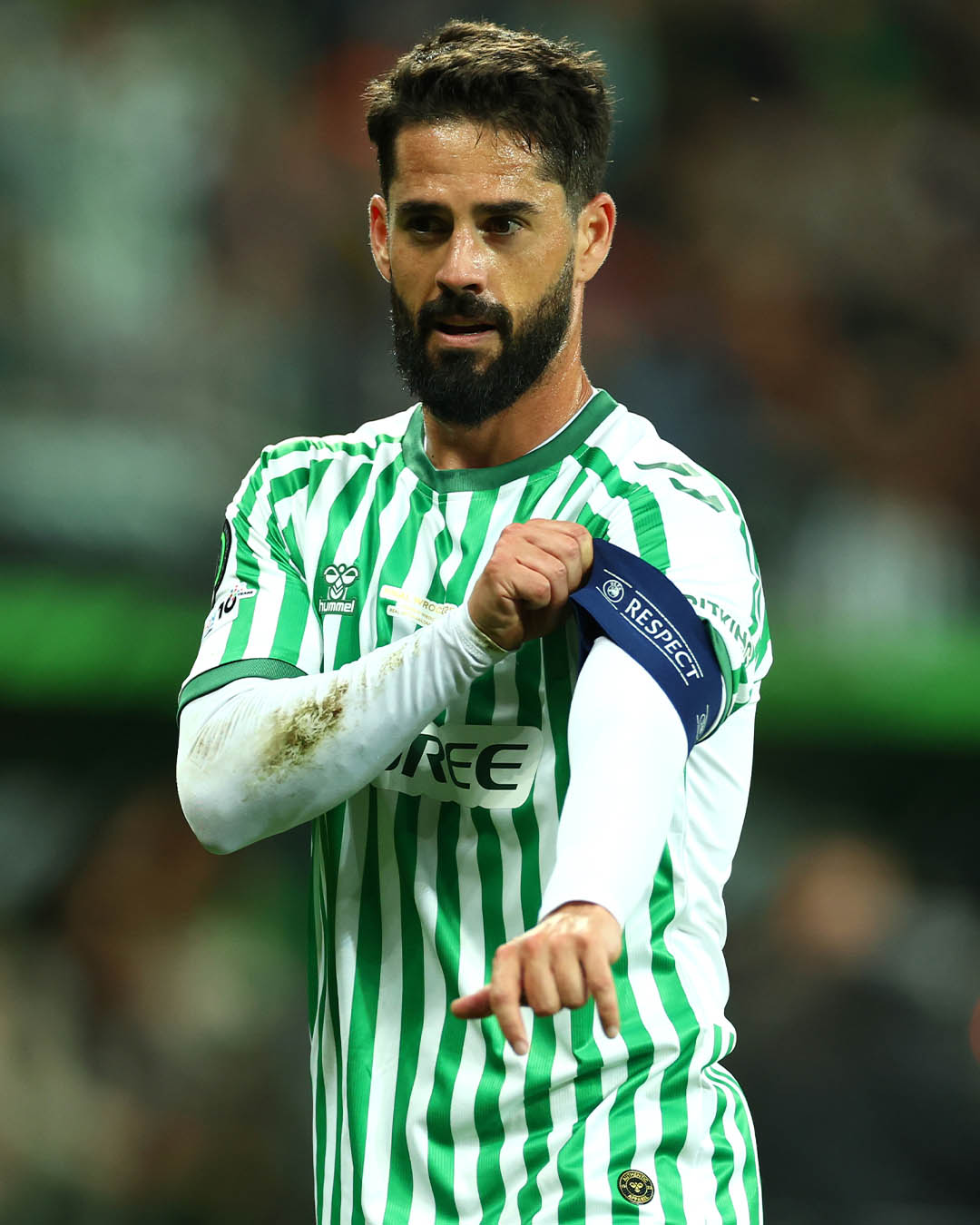 Isco ajeitando a sua faixa de capitão