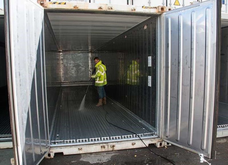 Vệ sinh container định kỳ và sử dụng vật liệu chống khuẩn