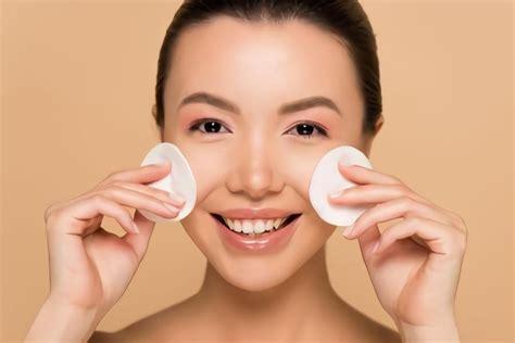 Nên chọn lựa và mua các sản phẩm nước tẩy trang mang lại cảm giác dịu nhẹ cho làn da