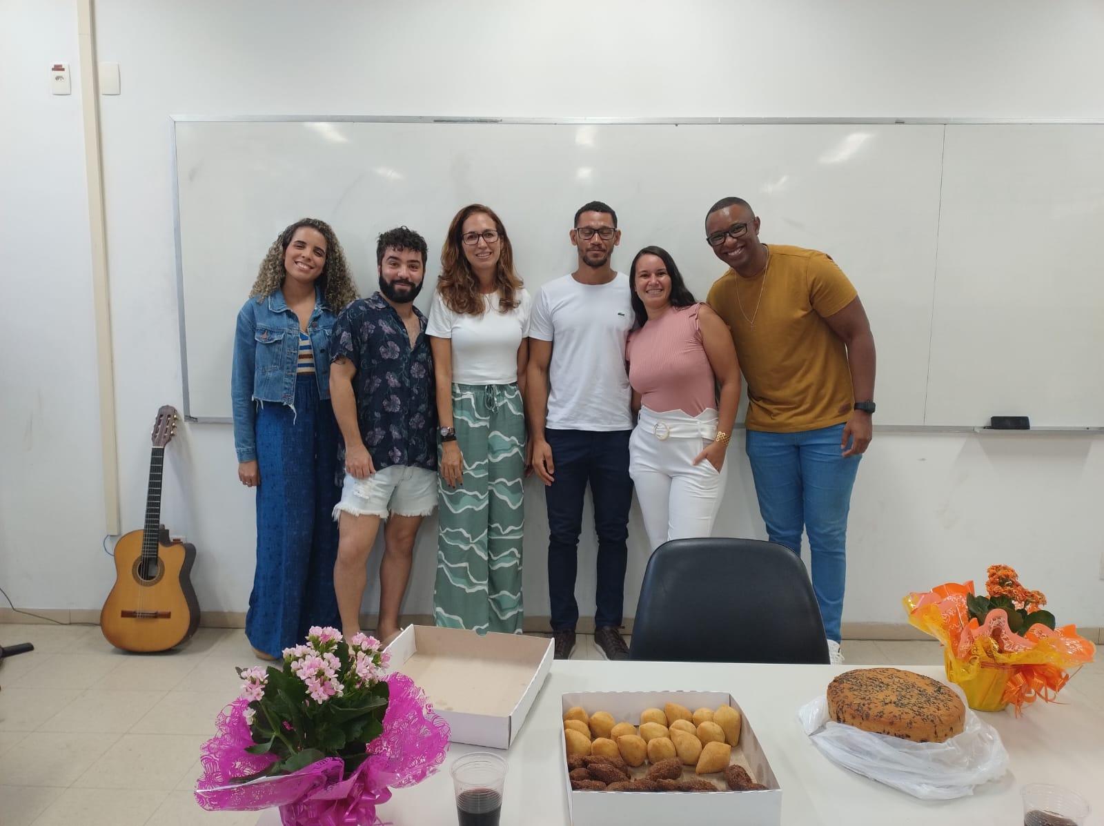 Prof. Leandro Andrade Lima e residentes do PRP na biblioteca do Colégio Estadual Santa Bernadete