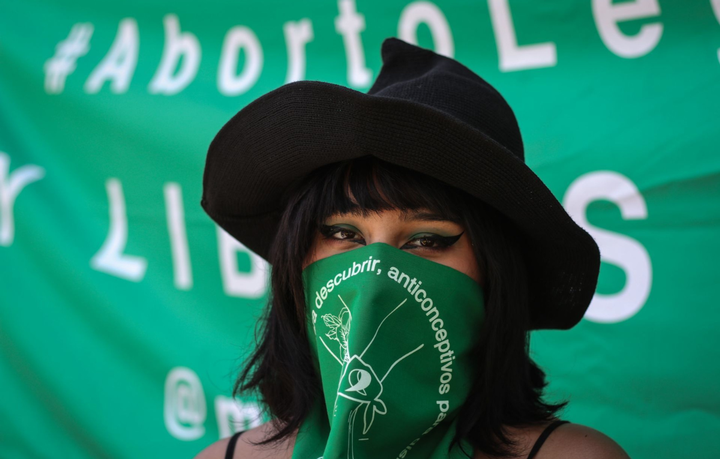 Una persona con un sombrero verde

Descripción generada automáticamente con confianza media