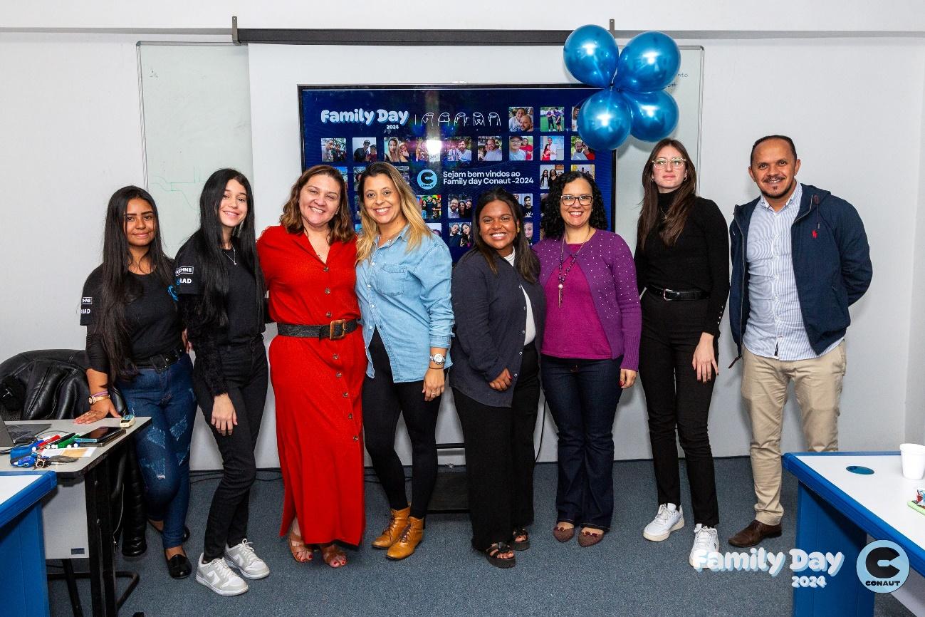 Grupo de pessoas em pé posando para foto

Descrição gerada automaticamente