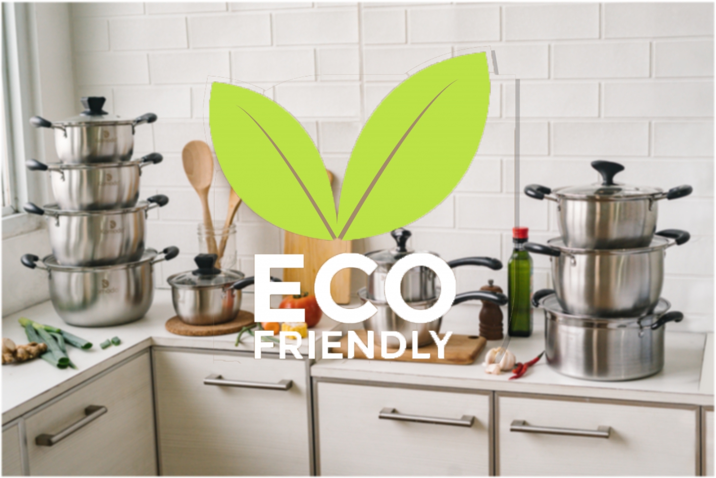 Dapur eco-friendly dengan panci dan wajan di atas meja, memberikan kesan segar dan berkelanjutan.