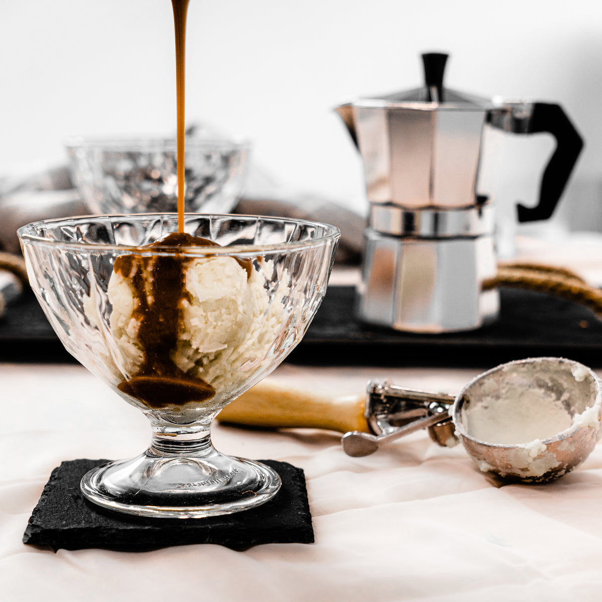 Ly thủy tinh đa năng: Từ cà phê sáng đến cocktail tối tại khách sạn - 1