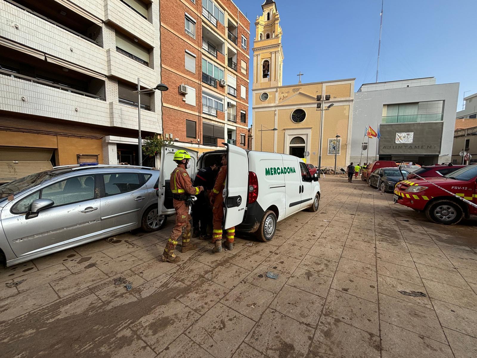 Una camioneta estacionada al lado de un edificio

Descripción generada automáticamente con confianza media