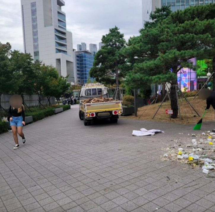 RIIZE fans clean protest wreaths 