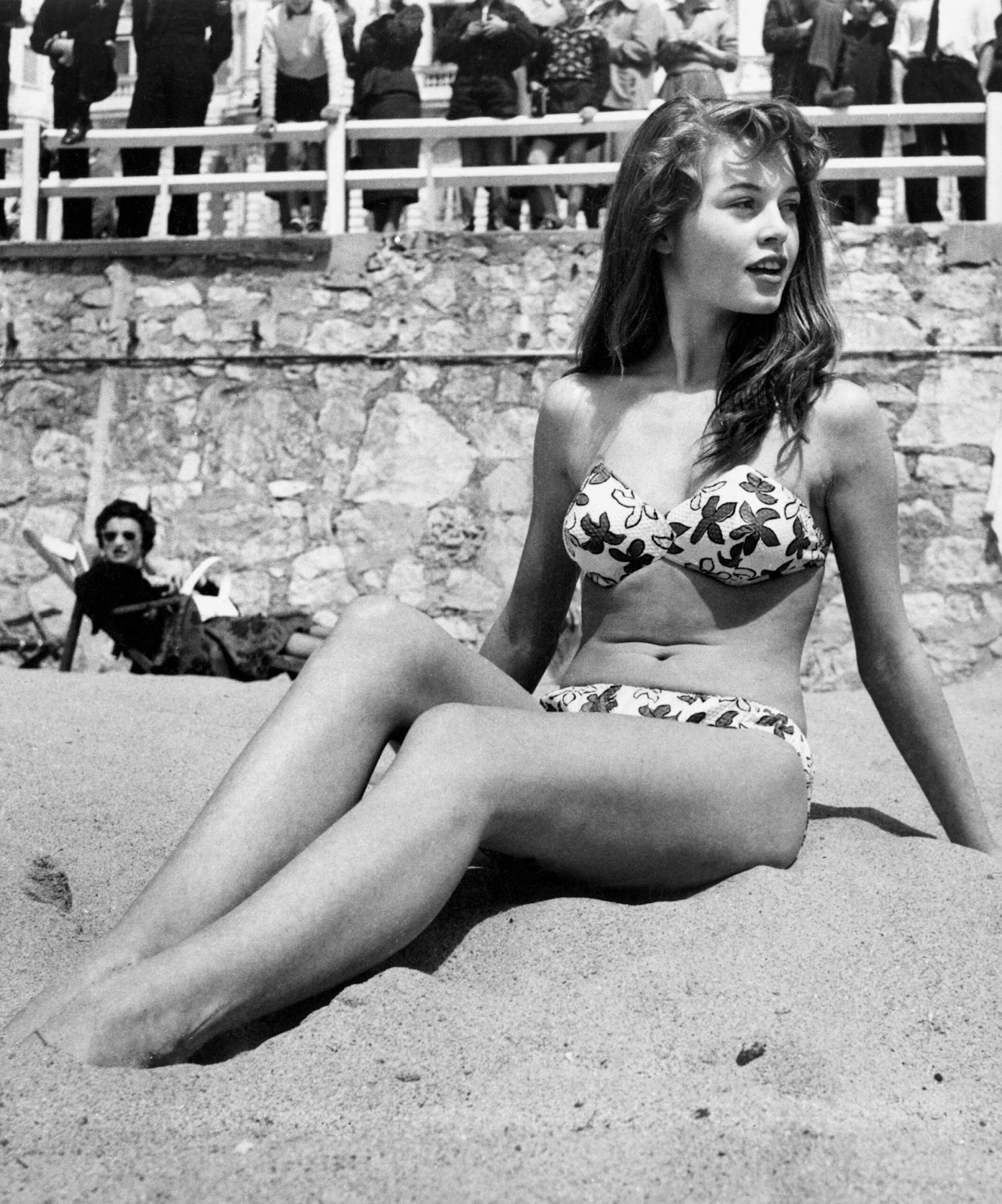 Brigitte Bardot assise sur la plage pendant le Festival de Cannes, 1953. 