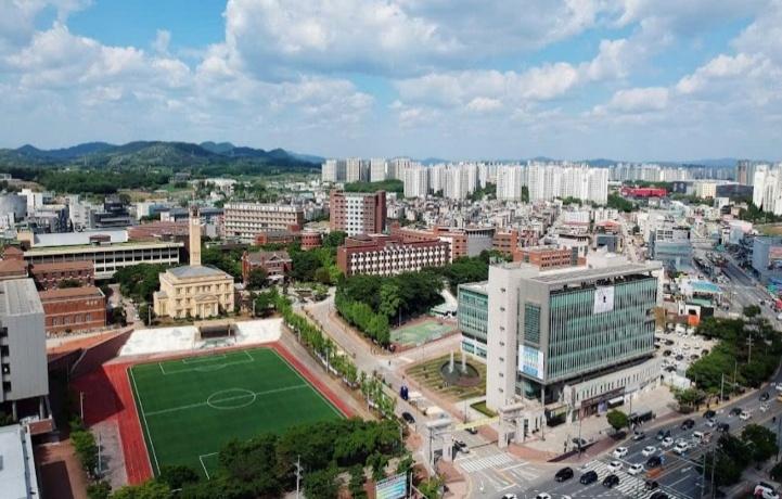A football field in a city

AI-generated content may be incorrect.