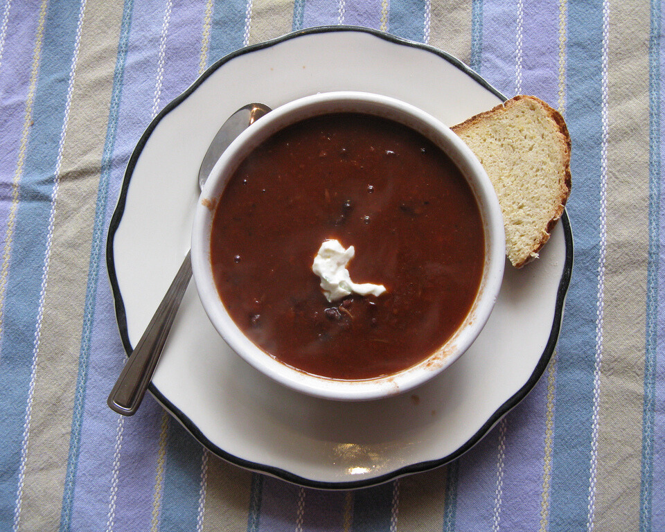 Bowl of Sopa Negra with bread