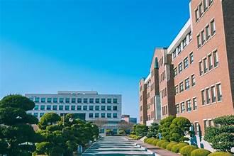 A building with a walkway and bushes

AI-generated content may be incorrect.