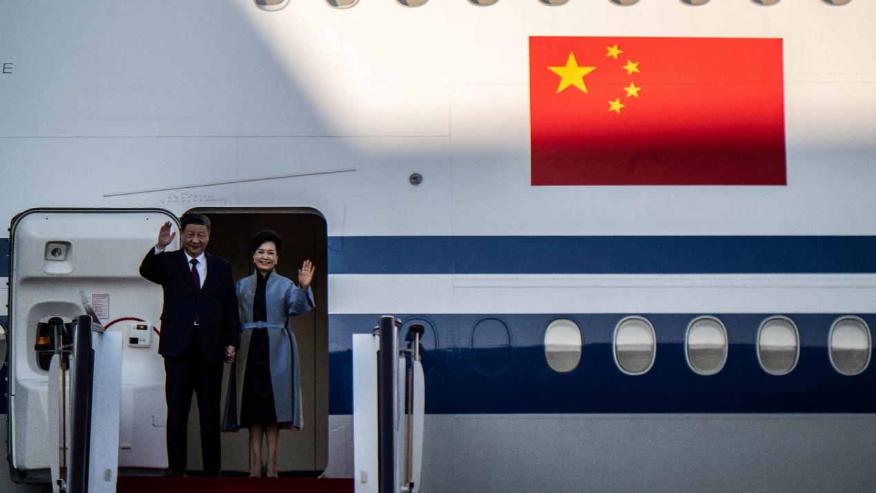 2024年12月18日下午4时，中国国家主席习近平的专机于许降落澳门机场，他与夫人彭丽媛步出机舱。