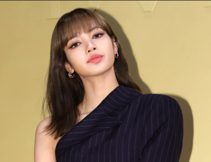 This contains an image of Lisa BLACKPINK
