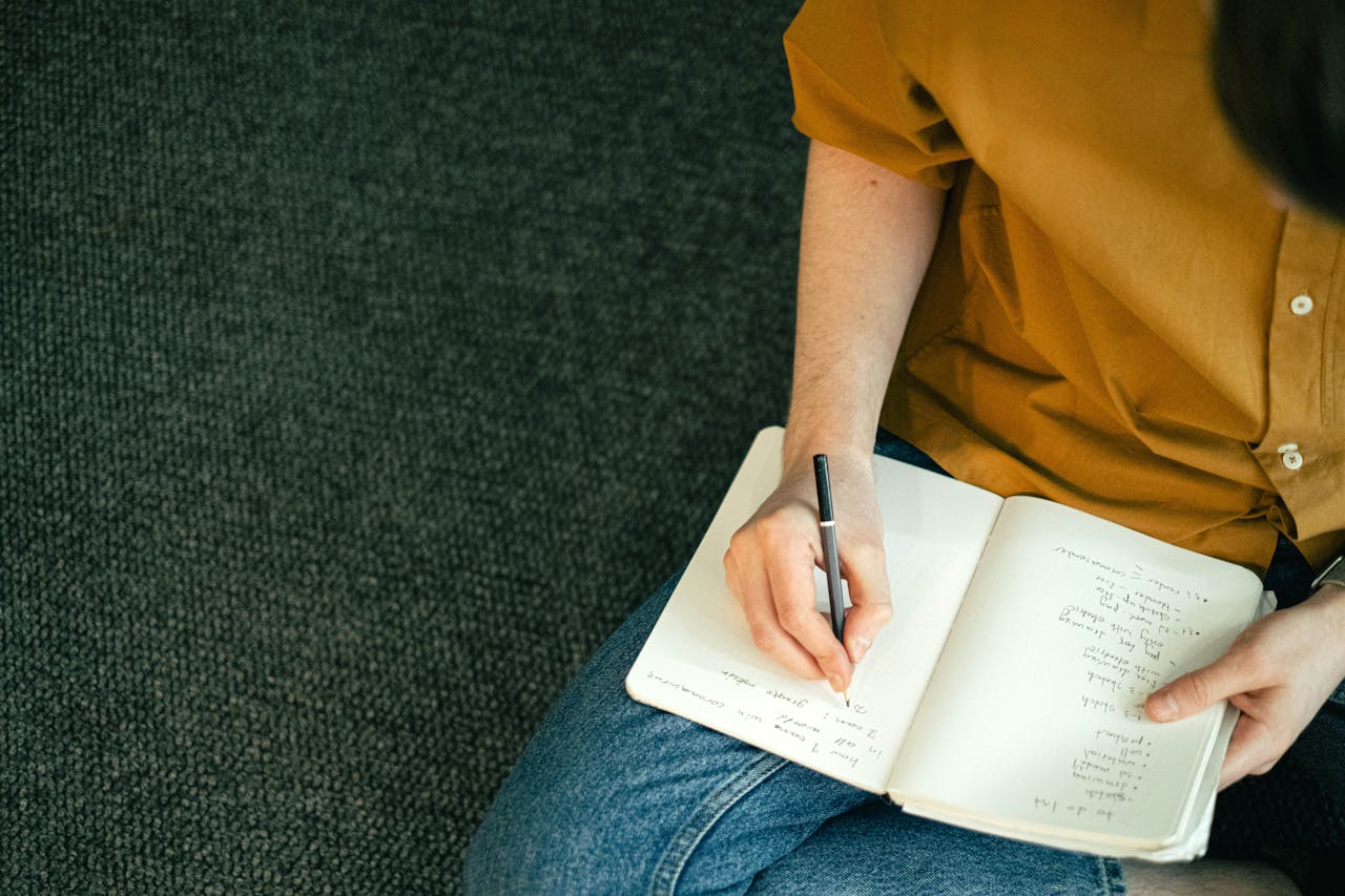 Estudiante preparándose para el examen Ceneval EXANI III en línea