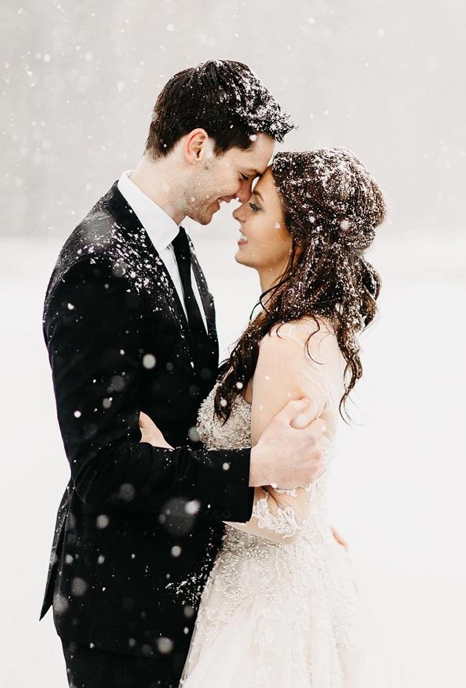 winter wedding photo ideas hot winter embrace janelle.elise .photo