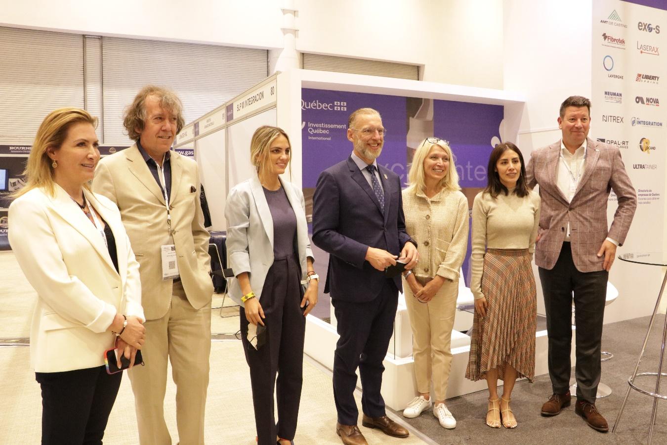 Grupo de personas posando por un foto

Descripción generada automáticamente