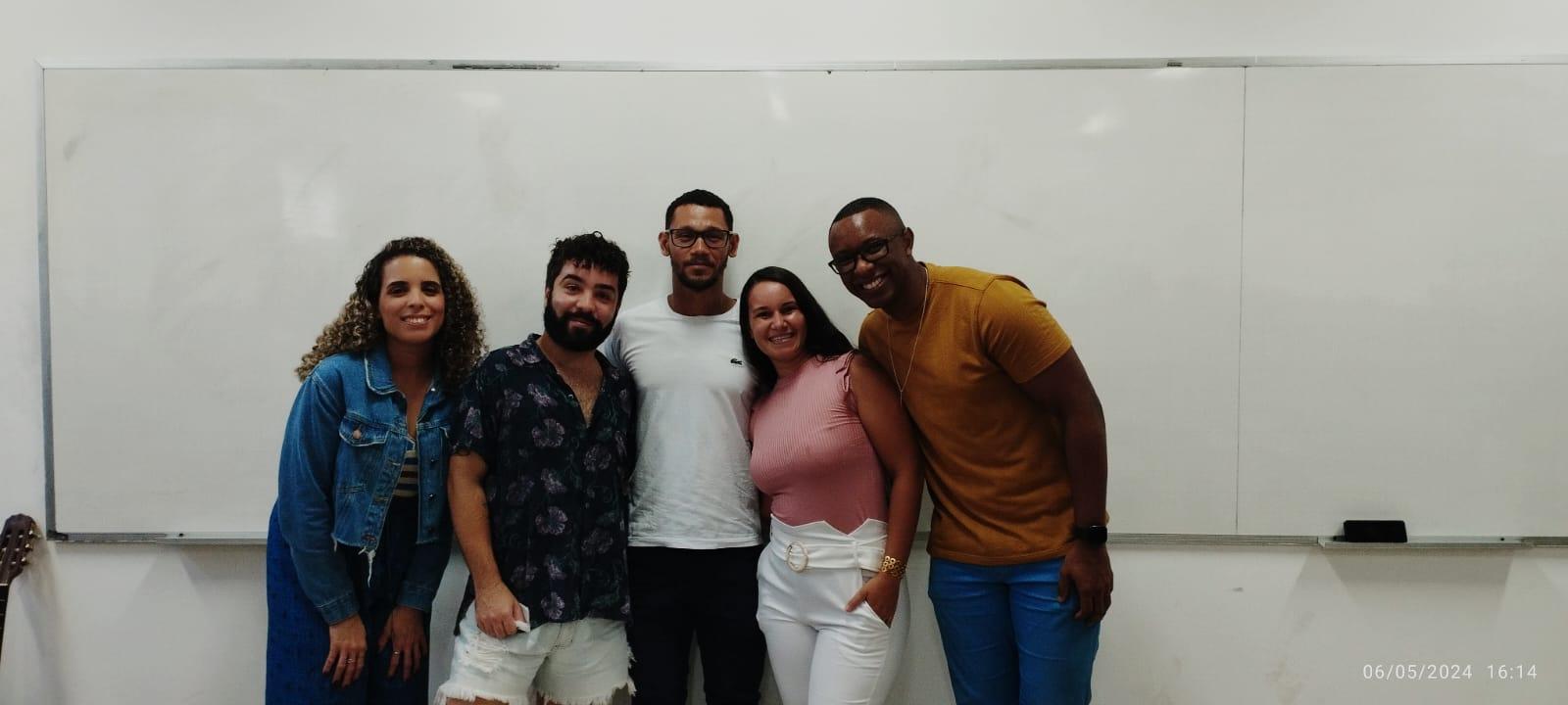 Prof. Leandro Andrade Lima e residentes do PRP na biblioteca do Colégio Estadual Santa Bernadete