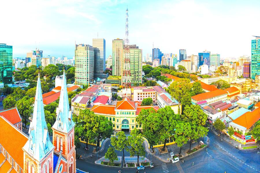 The City Post Office, Notre Dame Cathedral... are architectural works with bold Western architecture in the center of Ho Chi Minh City. Source: Le Anh Tuan