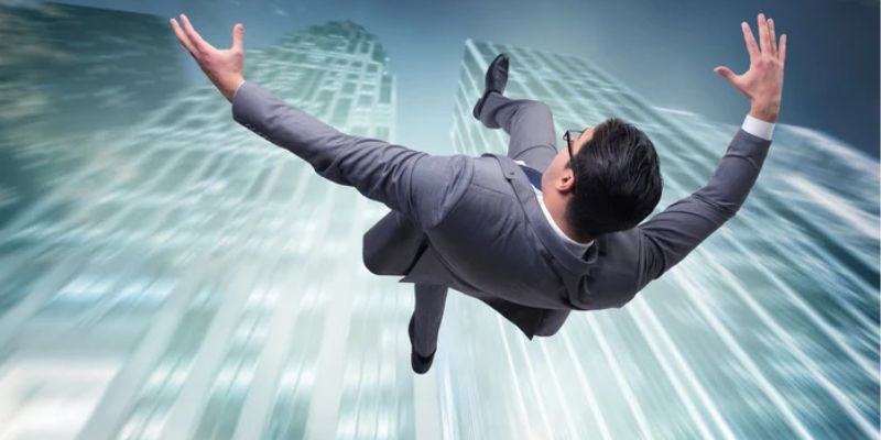 mơ thấy bị đuổi và rơi xuống vực