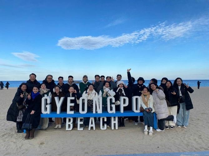 A group of people posing for a photo

AI-generated content may be incorrect.